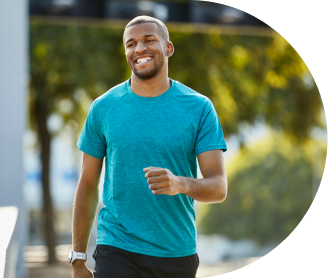 Homem negro praticando caminhada e sorrindo